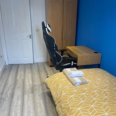 One Bedroom In Spacious Bungalow, Free Parking & Private Entrance EDI Eksteriør bilde