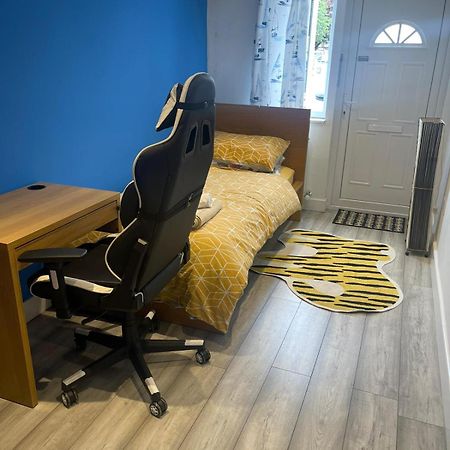 One Bedroom In Spacious Bungalow, Free Parking & Private Entrance EDI Eksteriør bilde