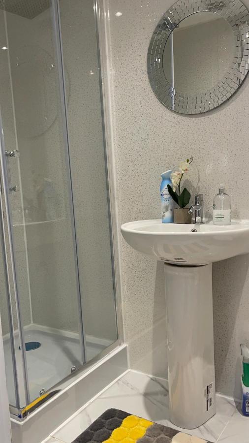 One Bedroom In Spacious Bungalow, Free Parking & Private Entrance EDI Eksteriør bilde