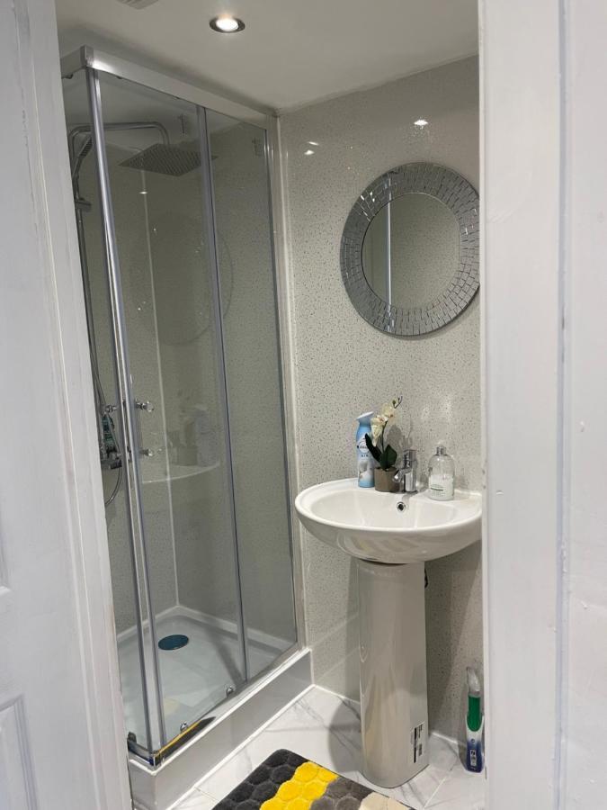 One Bedroom In Spacious Bungalow, Free Parking & Private Entrance EDI Eksteriør bilde