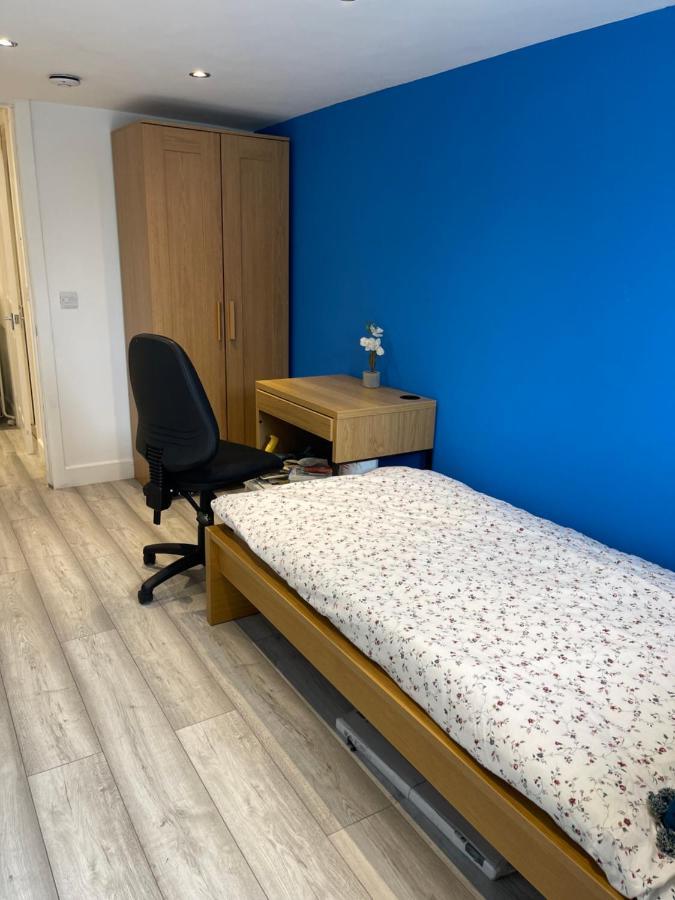 One Bedroom In Spacious Bungalow, Free Parking & Private Entrance EDI Eksteriør bilde