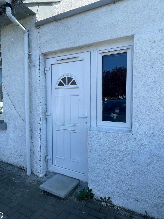 One Bedroom In Spacious Bungalow, Free Parking & Private Entrance EDI Eksteriør bilde