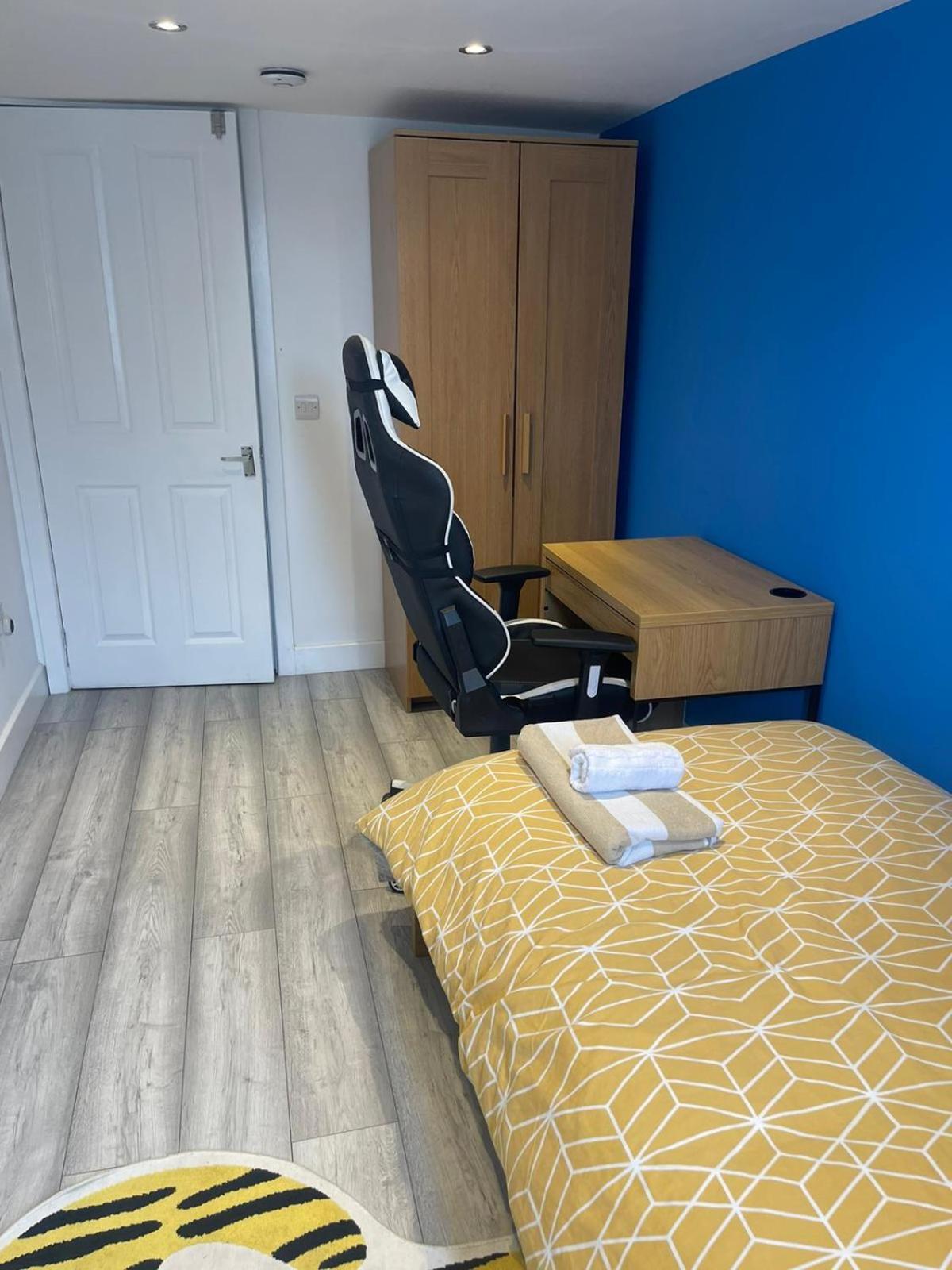 One Bedroom In Spacious Bungalow, Free Parking & Private Entrance EDI Eksteriør bilde